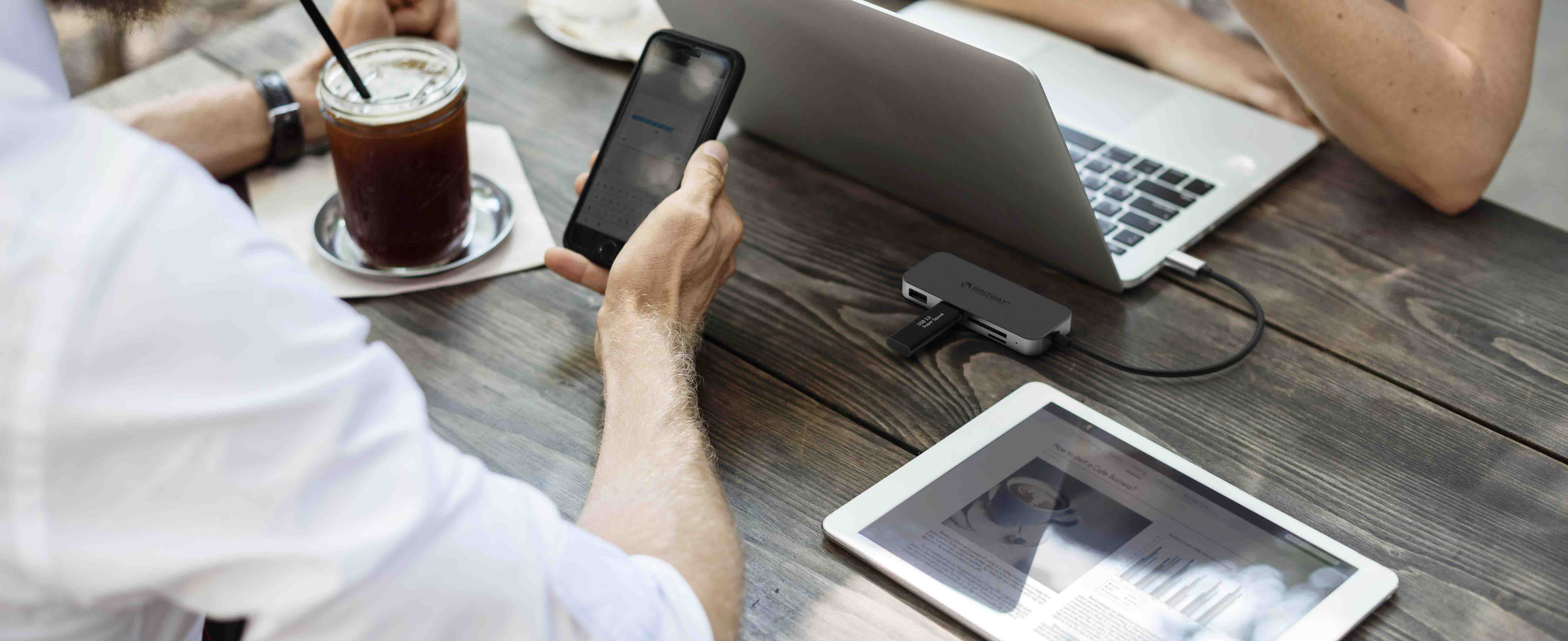 USB C hubs and docks and adapters supplier